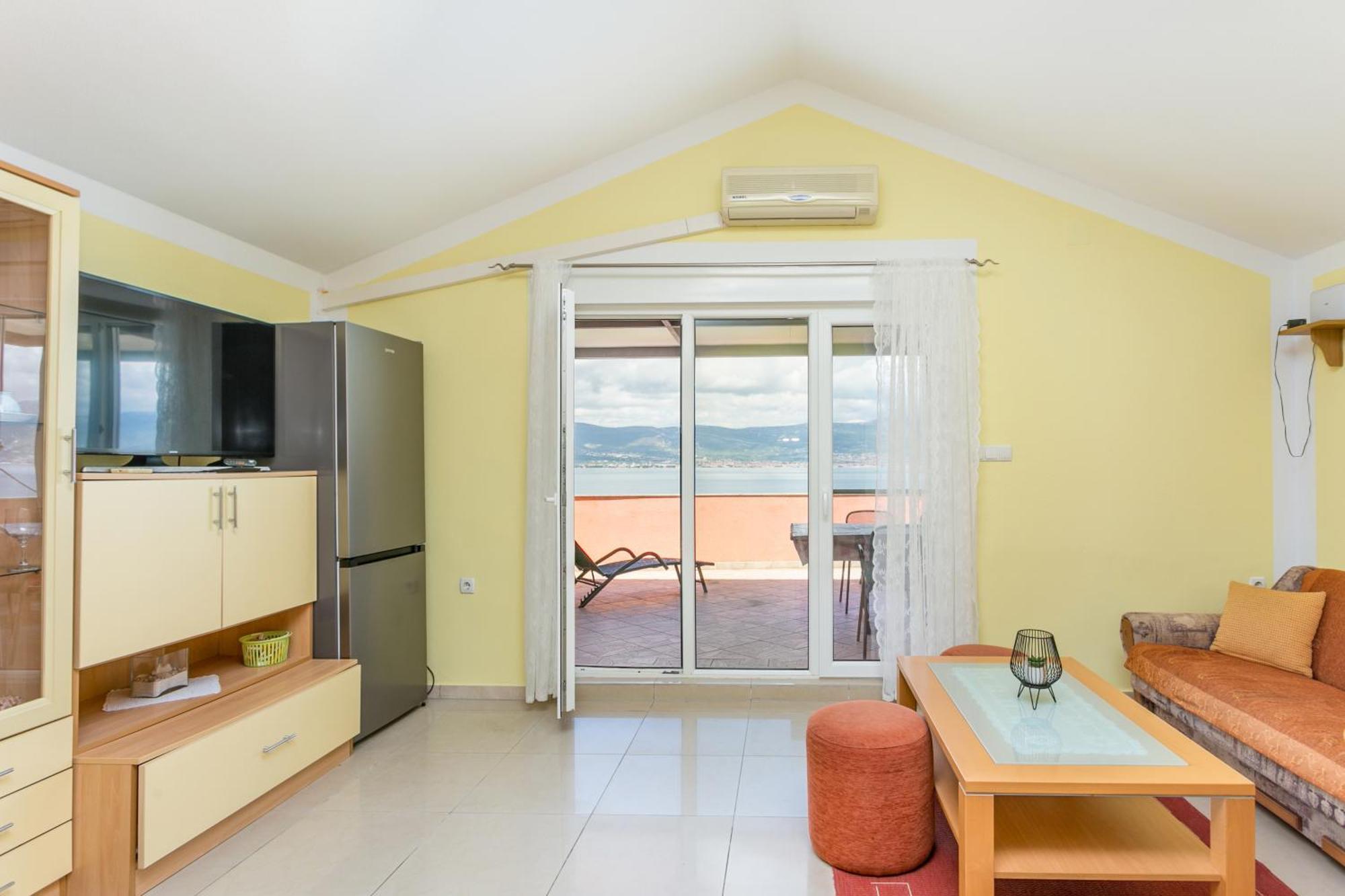 Apartments By The Sea Slatine, Ciovo - 11126 Rom bilde